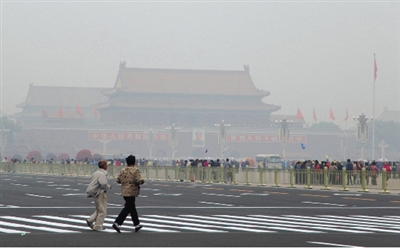 9月29日,游客行走在天安門廣場西側路上,當日霧霾嚴重。 9月29日,游客行走在天安門廣場西側路上,當日霧霾嚴重。