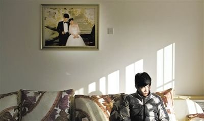11月28日，青島膠南，丁海偉的婚房掛著與妻子的結(jié)婚照。如今妻子和未出世的孩子都已離世。新京報(bào)記者 周崗峰 攝