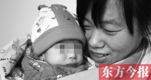鄭州兒童福利院工作人員，小心地照看著一名體型瘦小的棄嬰
