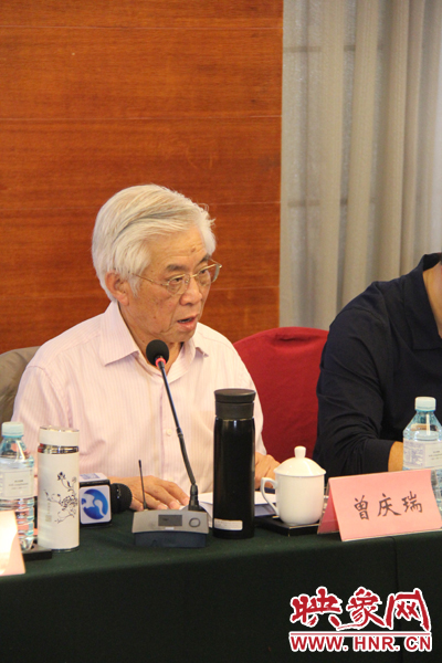 中國傳媒大學教授、博士生導師曾慶瑞正在發言