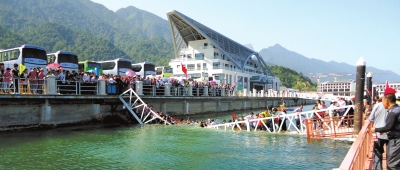 昨天上午10點左右，江西廬山西海風景區司馬旅游碼頭發生橋面塌陷事故，造成18名游客擦傷或落水。景區表示，目前已對擦傷或落水游客進行有效救治和妥善處置，并對游客損失的財物進行登記。