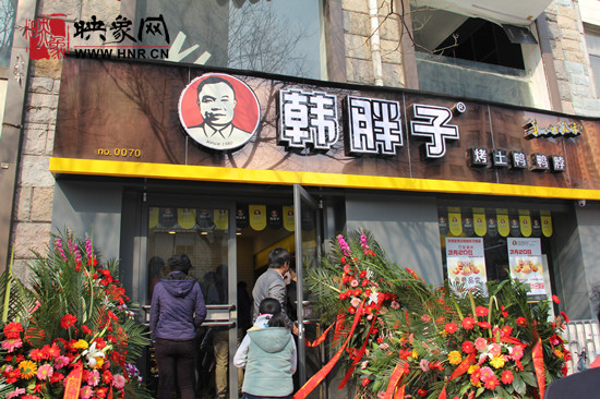 　　“韓胖子”千只茶香雞茶香鴨捐贈(zèng)環(huán)衛(wèi)工人、農(nóng)民工學(xué)子和鄭州市社會(huì)福利院。
