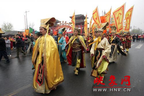　　3月30日上午,開(kāi)封市舉行2013中國(guó)(開(kāi)封)清明文化節(jié)踏春巡游活動(dòng)。　 　　