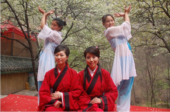 千樹萬(wàn)樹梨花開 淇縣古靈山梨花節(jié)開幕 千樹萬(wàn)樹梨花開 淇縣古靈山梨花節(jié)開幕