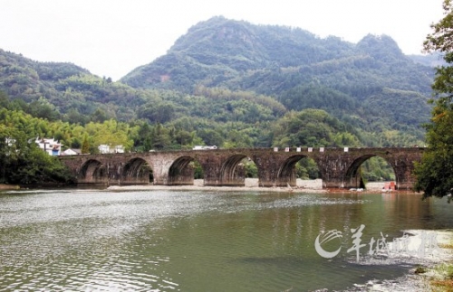 齊云山登封橋是登山的隘口,始建于明代,造型古樸典雅,蔚為壯觀。