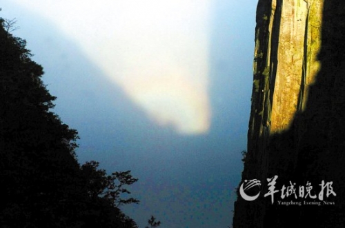 武功山四絕之一的“云海佛光”在大雨過后出現(xiàn)。