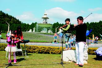 可愛的臺灣囝仔DoReMi家族以及樂樂莫札特樂團,周末都將會在歐洲花園園區內演奏紫色狂想曲,提供 可愛的臺灣囝仔DoReMi家族以及樂樂莫札特樂團,周末都將會在歐洲花園園區內演奏紫色狂想曲,提供
