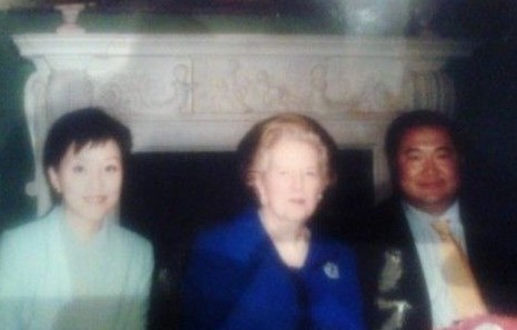 楊瀾丈夫公布與撒切爾夫人合影。