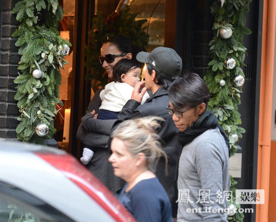 吳彥祖攜帶妻女外出逛街，小寶貝萌態十足。