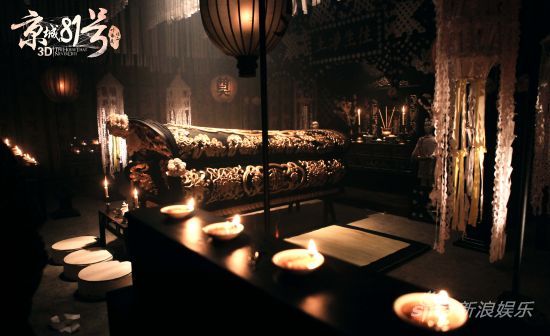 霍家為死去二少爺舉辦隆重的冥婚儀式之后，便送入靈堂。在如此幽閉的空間，活人陸蝶玉將與死者度過(guò)一晚駭人