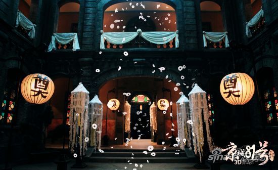 冥婚當(dāng)夜，霍家大院招魂幡隨風(fēng)擺動(dòng)，漫天冥幣飛舞