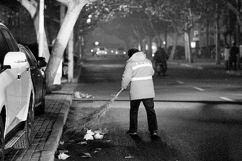 清晨六點(diǎn)，鄭州市經(jīng)七路，一名環(huán)衛(wèi)工開始了一天的工作。