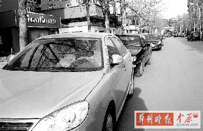 友愛路，路邊停了一排車，本來不寬的路就變得更窄了。