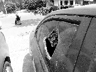 有個人晃了一圈后，寶馬、現代、越野的車窗都“長”出大窟窿