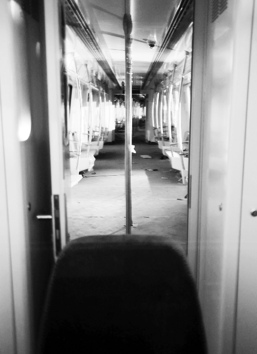 透過擋風(fēng)玻璃，依稀能看到車廂內(nèi)的樣子