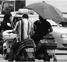 昨日，鄭州市鄭州花園路與農(nóng)業(yè)路交叉口，電動(dòng)車裝傘埋下安全隱患