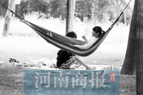 天又熱了起來，外出游玩，記得防曬哦 記者 趙卓/攝　