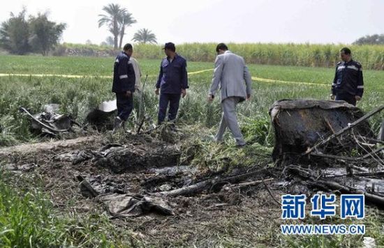 2月26日，在埃及旅游城市盧克索附近，警察和救援人員在發生熱氣球爆炸事故的現場查看熱氣球殘骸。