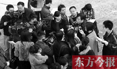 經(jīng)適房“下課”，公租房的申請、租金等備受關(guān)注，圖為鄭州市房管局規(guī)劃和住房保障處處長馮榮智被媒體記者“