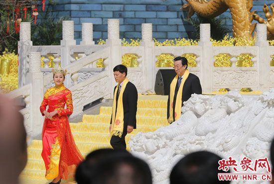 　河南省委書記、省人大常委會(huì)主任郭庚茂，河南省省長(zhǎng)謝伏瞻敬獻(xiàn)花籃。映象網(wǎng)記者 邵恰 攝