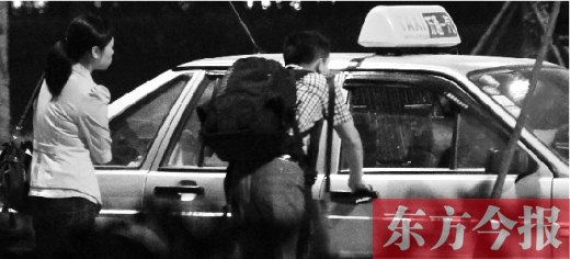 5月1日，記者夜探鄭州火車東站黑出租車，司機告知記者不打表40元，記者上車錄音取證