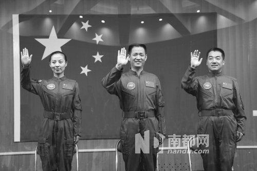 神舟十號航天員王亞平(左)、聶海勝(中)、張曉光(右)。 新華社發