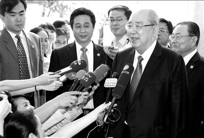 吳伯雄率國(guó)民黨大陸訪問團(tuán)抵達(dá)北京，在下榻的麗思卡爾頓酒店接受記者采訪。中新社發(fā)