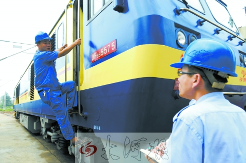　　首發(fā)車(chē)頭以內(nèi)燃機(jī)作牽引，途中車(chē)頭、車(chē)身都會(huì)換