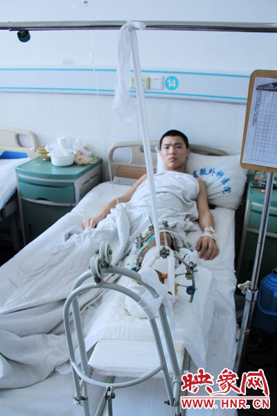 “如果有人肯幫我出4萬元的醫藥費，我愿意為他免費工作3年，多苦多累都行?！?月26日，躺在病床里上的