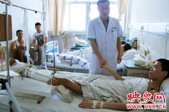 據仁濟醫院外傷科主任張明伍介紹，楊偉峰的小腿的創面已經恢復得差不多了，治療情況還比較樂觀。但因為小腿