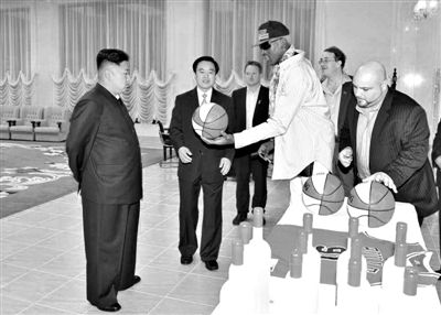 平壤，朝鮮最高領導人金正恩接待再次來訪的美國籃球明星羅德曼。