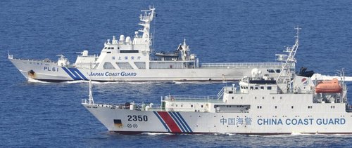 日本海上保安廳的4艘巡邏船則在數百米開外與之并列航行，展開一對一較量。
