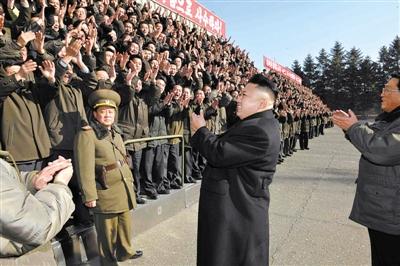 朝中社1月15日發(fā)布的圖片顯示，朝鮮最高領(lǐng)導(dǎo)人金正恩視察位于平安南道的國家科學(xué)院，與科研人員會面。