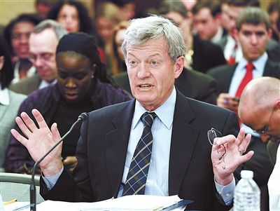 2012年2月1日，鮑卡斯在國會會議上發言供圖/IC