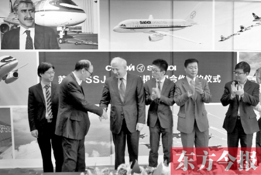 　昨日，“蘇霍伊SSJ-100飛機項目”合作簽約儀式在鄭州舉行