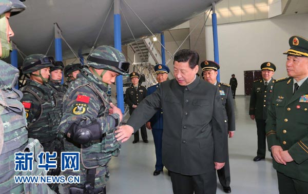 這是習(xí)近平同特戰(zhàn)隊員親切交談，詳細(xì)詢問他們的教學(xué)訓(xùn)練和生活情況。