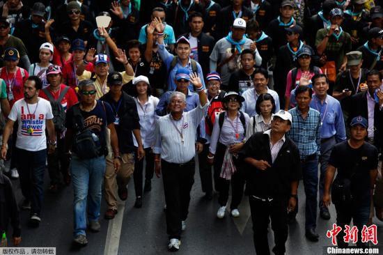 5月9日，泰國反政府示威者在素帖（中）的領導下在曼谷市中心游行。