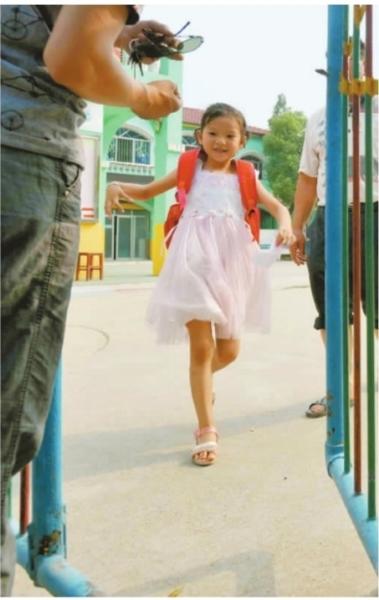 　　昨日，潛江市浩口鎮(zhèn)第三小學已被戒嚴，下午幼兒園學生放學時，一些家長前來接孩子