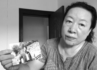 劉吉強(qiáng)的姐姐劉麗霞手持弟弟當(dāng)年的照片。劉吉強(qiáng)在給家人的書(shū)信中多次要求申冤，家人為此奔走了16年。京華