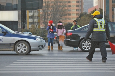 過斑馬線，行人左顧右盼，汽車寸土必爭。