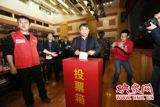 省委宣傳部副部長、省新聞出版廣電局局長朱夏炎現場投票 省委宣傳部副部長、省新聞出版廣電局局長朱夏炎現場投票