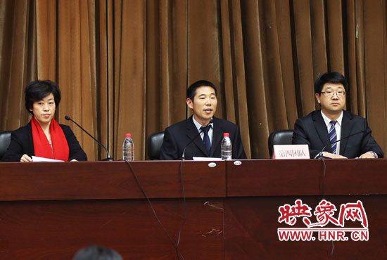 第四組競聘團隊(潘少甫(中)常志霞(左)李強(右)) 第四組競聘團隊(潘少甫(中)常志霞(左)李強(右))