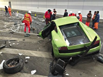 大屯路隧道內，事故現場百余米長的隔離欄被撞倒，事故一側全是隔離欄以及車身的碎片。新京報記者 浦峰 攝