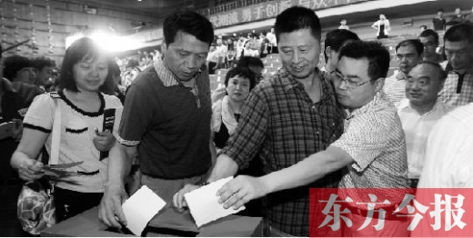 6月16日，河南電視臺(tái)面向社會(huì)公開選聘企業(yè)經(jīng)營管理團(tuán)隊(duì)，圖為競(jìng)聘現(xiàn)場(chǎng)投票環(huán)節(jié)