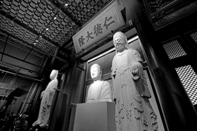      北齊石佛像和菩薩像。京華時報記者 王海欣 攝