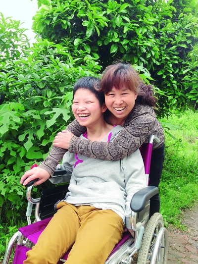 黃揚和母親許秀梅在陽光下好開心。（黃珊攝）