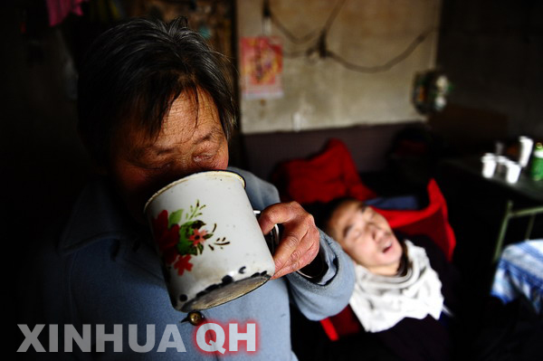 3月29日，楊林睡著了，母親邵秀景喝上一口水。