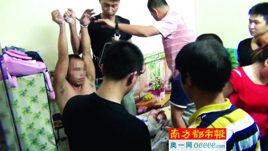 警方破門抓捕時(shí)，販毒嫌疑人未某洪正躺在床上吸毒、嫖娼。