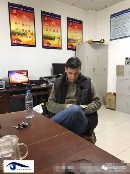 該外籍男子在派出所接受詢問。（網友供圖）