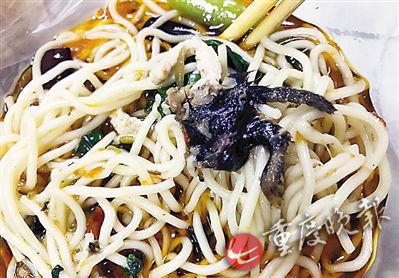 照片顯示，酸菜肉絲面有疑似老鼠腿物體。(圖片來自網(wǎng)絡)